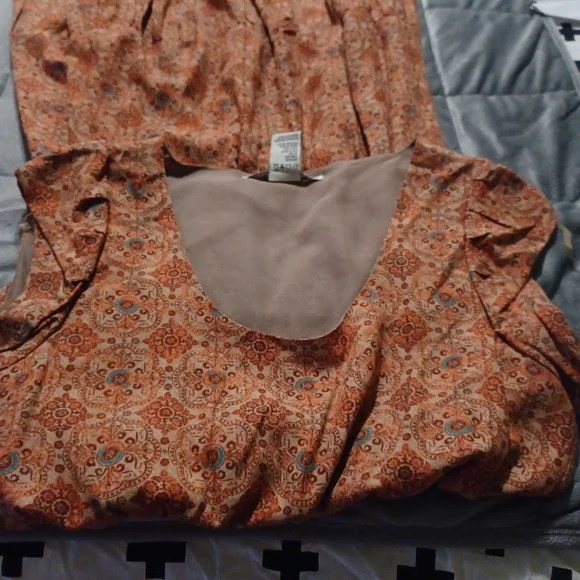 American Rag dress. 💯 Rayon (outer). 💯 polyester (lining). - Picture 6 of 6